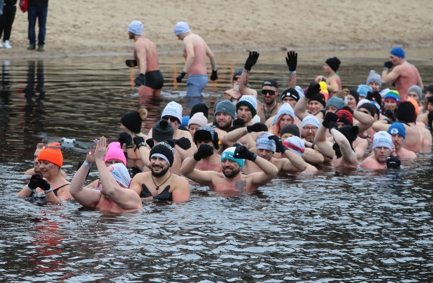 Winter Challenge na Głębokim. Przez pół godziny przebywali w lodowatej wodzie!