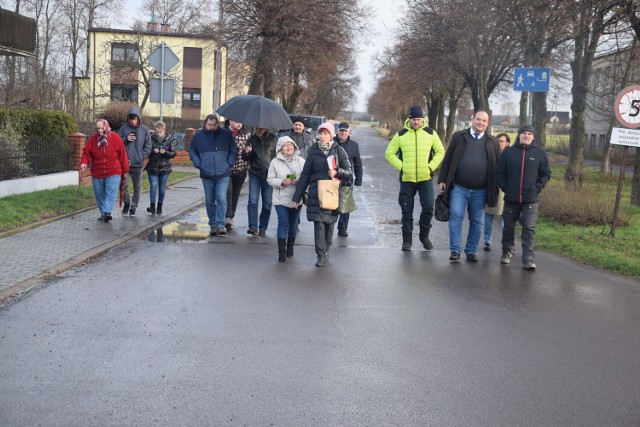 Mieszkańcy Mszczyczyna i sołtys, Sabina Hoffmann nie zamierzają się poddawać i będą protestować przeciwko budowie nowej fermy.