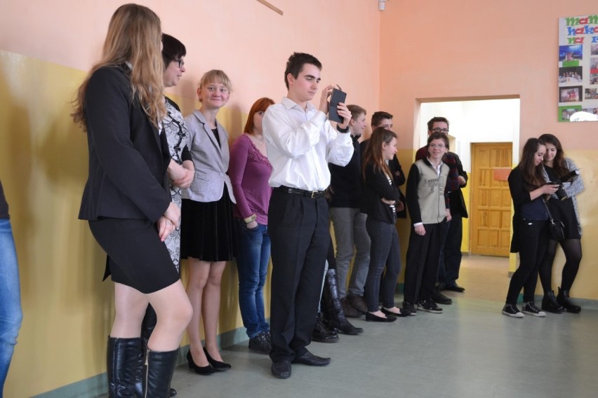 Pokaz chemiczny w wykonaniu uczniów nowodworskiego "Ogólniaka" był zwieńczeniem konkursów wiedzy