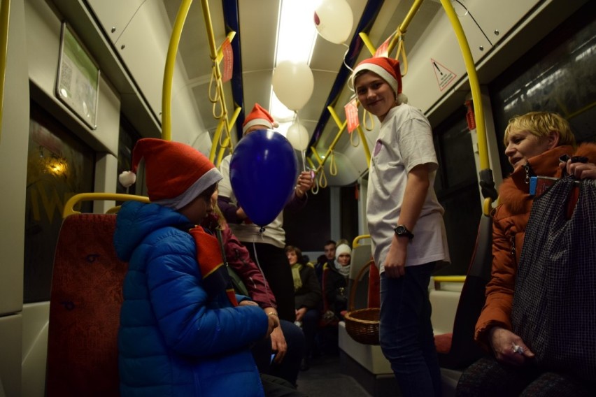 Akcja „Zrób prezent – podziel się sobą” w gdańskim tramwaju,...