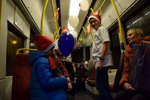 Akcja „Zrób prezent – podziel się sobą” w gdańskim tramwaju, 6 grudnia 2017