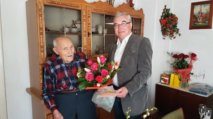 Bohdan Pławski przekazuje gratulacje i kwiaty od burmistrza...
