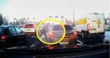 Agresywny kierowca z auta na chełmińskich rejestracjach pluje na innego w Bydgoszczy - wideo