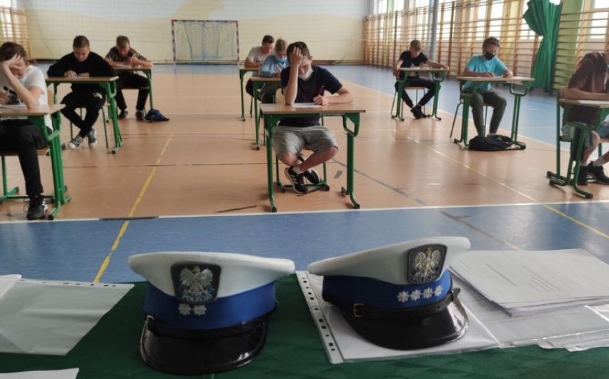 W Szkole Podstawowej w Wandowie policjanci przeprowadzili konkurs "Rowerzysta w ruchu drogowym" [ZDJĘCIA]