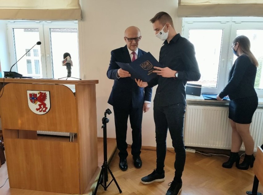 Starosta Krzysztof Lis wręcza nagrody wyróżnionym