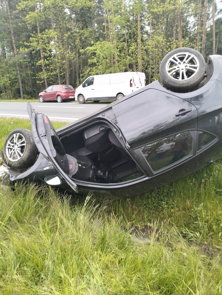 Huyndai dachował, ford znalazł się w rowie.