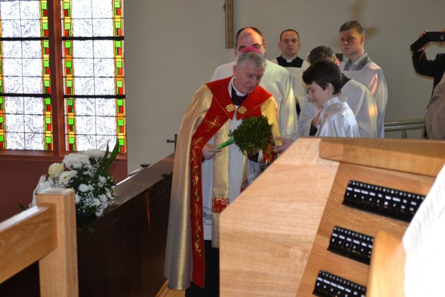 Biskup pelpliński Ryszard Kasyna poświęcił dziś nowe organy w kościele św. Kazimierza w Kartuzach.
