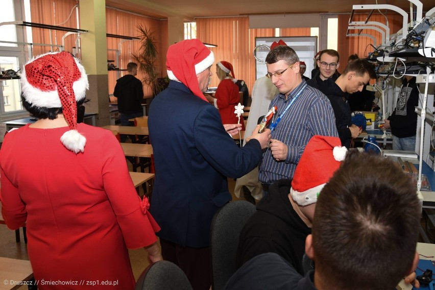 Mikołajki szkolne i służb mundurowych w ZSP 1. Były prezenty...