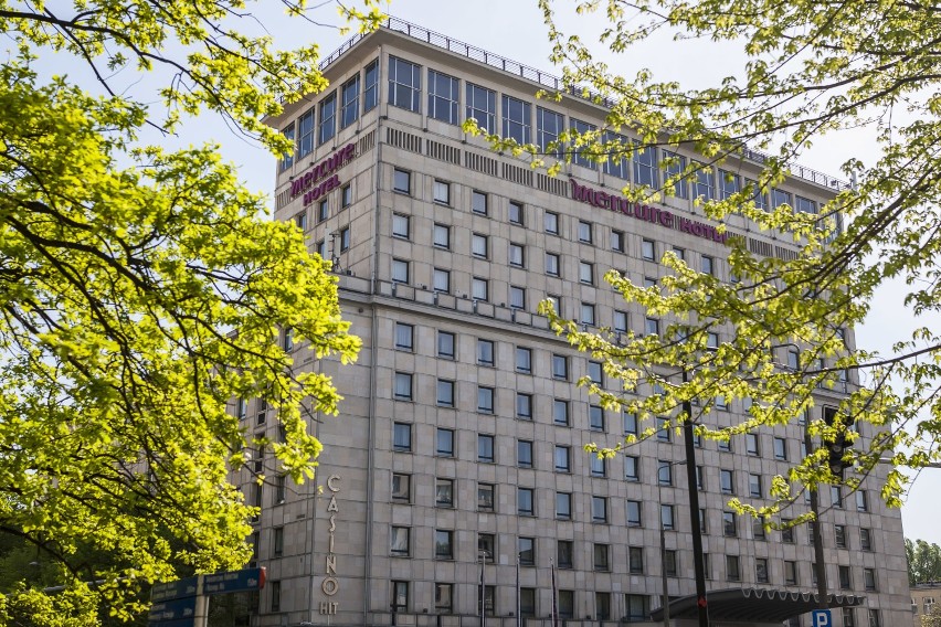 Mercure Warszawa. Przepołowiona kultowa „Syrena 100” w Grand Hotelu. Socrealistyczny budynek wraca do korzeni [ZDJĘCIA]