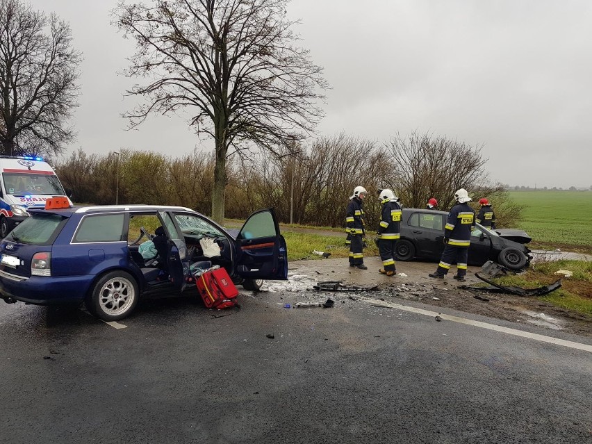 Wypadek śmiertelny na drodze krajowej 32. Pomiędzy Grodziskiem, a Ruchocicami zderzyły się dwa samochody [ZDJĘCIA]