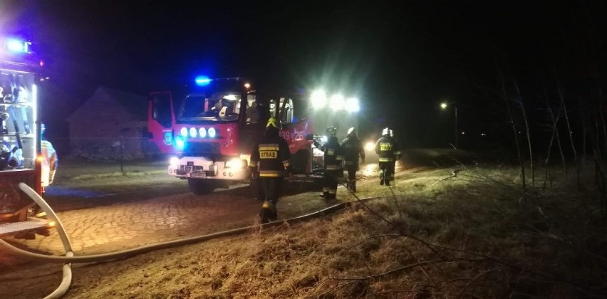 Gmina Jemielno. 29 strażaków w akcji. W nocy gasili pożar pustostanu [ZDJĘCIA]