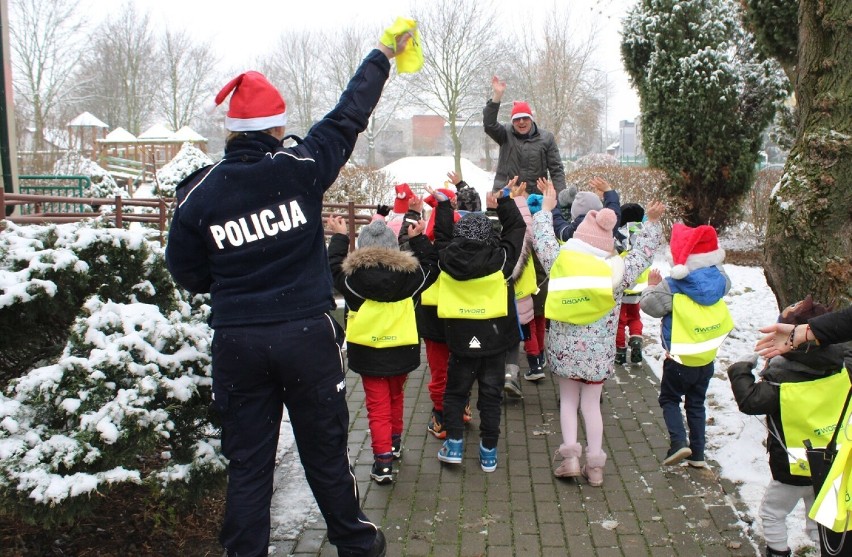 Policyjny Mikołaj z odblaskami u dzieci ZDJĘCIA