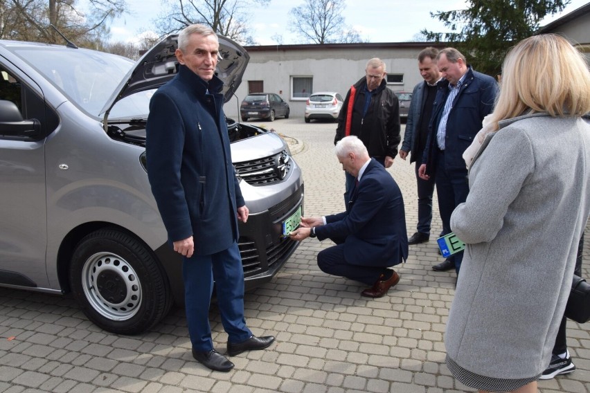 Pojazd może przewozić 9 osób, a jego zasięg na jednym...