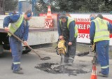 Dziury w drogach po zimie. Kierowcy zgłaszają się po odszkodowania [ZDJĘCIA]