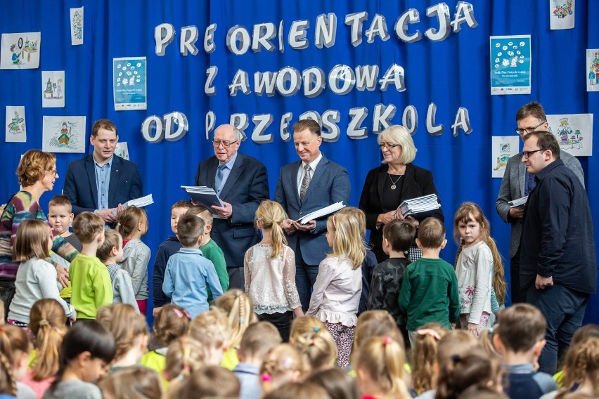 Z przedszkolakami powiatu puckiego o ich przyszłej pracy. Nauczyciele z Pucka napisali książkę "Słodki plan i nożyczki w akcji"