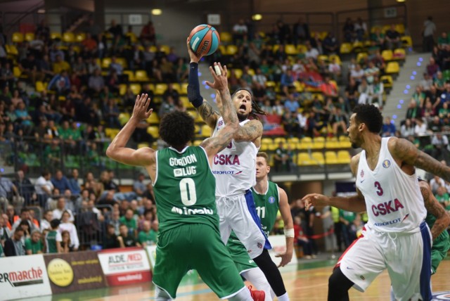 Mecz Stelmet Enea Bc - CSKA. Atakuje Daniel Hackett, broni Drew Gordon