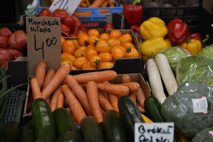 Młoda marchew był po 4 złote za kilogram.