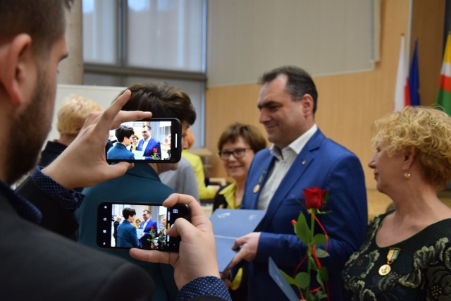 Marszałek Elżbieta Anna Polak oraz przewodnicząca sejmiku Wioleta Haręźlak, podczas marcowej sesji wręczyły „Odznaki Honorowe za Zasługi dla Województwa Lubuskiego”