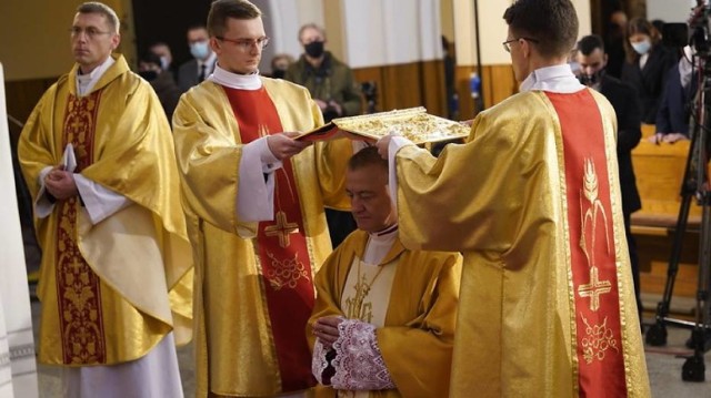 Sobotnie święcenia biskupie ks. Artura Ważnego w kościele w Mościcach