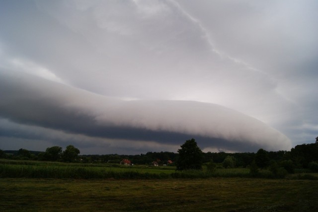 Ogromna szelfowa chmura, odwrócona tęcza, krwawy zachód słońca  to tylko niektóre zjawiska, które udało się naszym Czytelnikom sfotografować. Zobaczcie zdjęcia rzadkich zjawisk, które można było w ostatnich miesiącach obserwować na lubuskim niebie.

Zobacz wideo: Krwawy Księżyc uwieczniony w niesamowitym timelapsie

Wideo: STORYFUL

