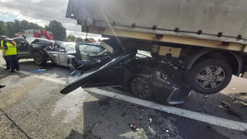 Karambol pod Koninem. 5 aut zniszczonych w zbiorowym wypadku na drodze krajowej nr 25