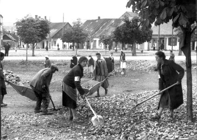 Archiwalna fotografia przedstawiająca limanowskich Żydów, przebudowujących Rynek 1941/1942. Na prawych ramionach widoczne opaski z gwiazdą Dawida