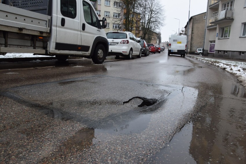 Na „starej” Koszalińskiej w Szczecinku zapada się asfalt [zdjęcia]