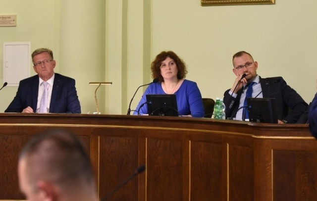 Prezydium Rady Miasta Nowego Sącza: Artur Czernecki, Iwona Mularczyk (przewodnicząca) i Michał Kądziołka