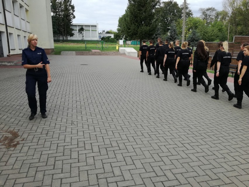 Musztra uczniów klasy policyjno-mundurowej w ZSP 1 w...