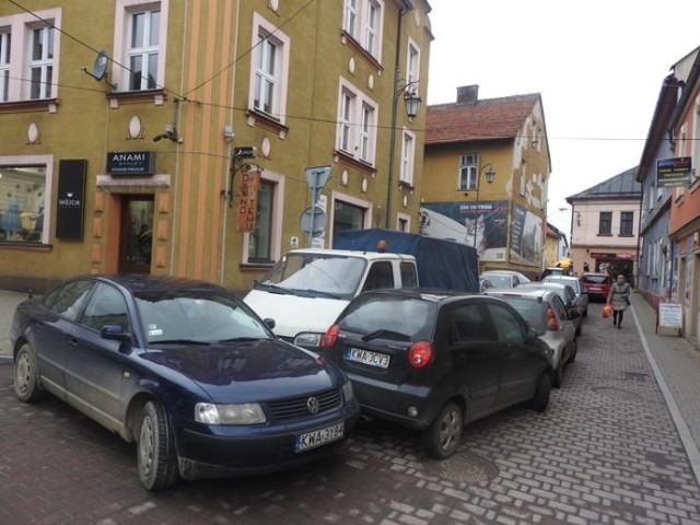 W Wadowicach jest problem z parkowaniem a losy budowy nowego parkingu budzą wątpliwości