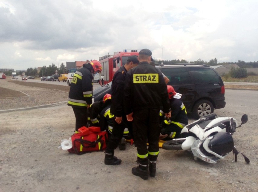 Wypadek w Ostrowcu Świętokrzyskim. Skuter zderzył się z samochodem osobowym