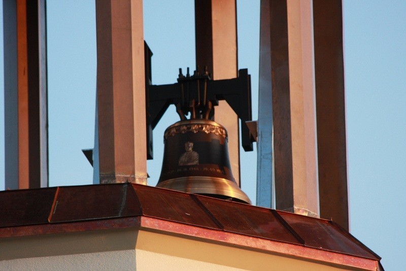Dzwon Jana Pawła II na wieży przy ulicy Kaliskiej