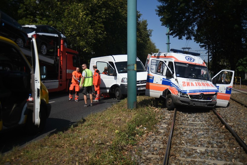 Wypadek karetki w Katowicach