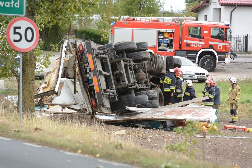 Poważny wypadek w Rywałdzie. Samochód osobowy zderzył się z ciężarówką [wideo, zdjęcia]