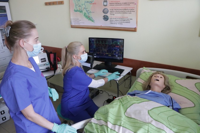 Studenci pielęgniarstwa w PWSW w Przemyślu ćwiczą na symulatorze przypominającym człowieka [ZDJĘCIA]
