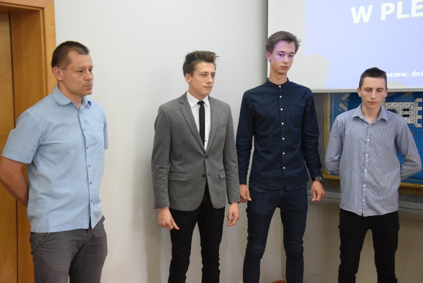 Rada Powiatu w Pleszewie wyróżniła ośmioro uczniów szkół ponadgimnazjalnych za osiągnięcia w ogólnopolskich konkrusach