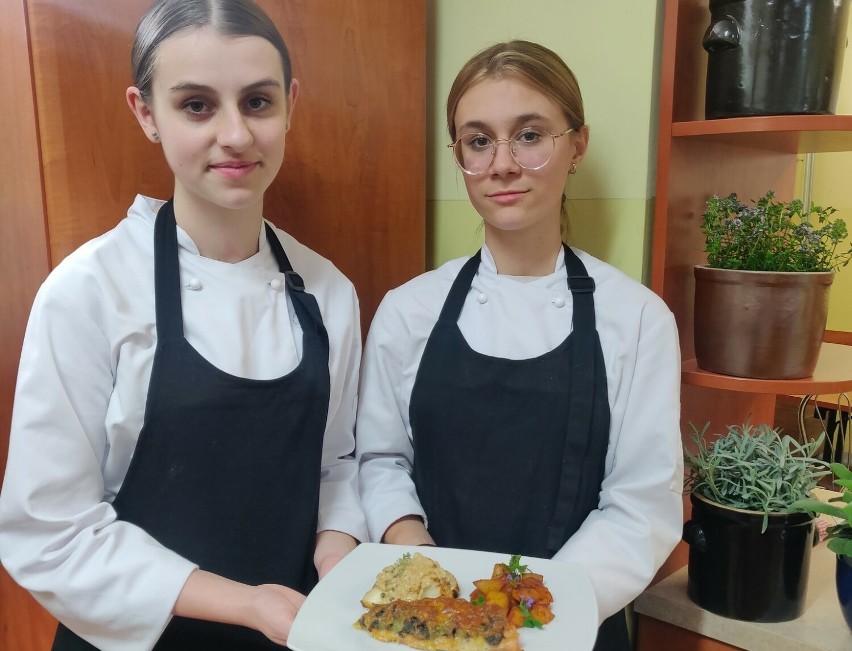 Magda Kącka i Anna Kępa przygotowały danie, które szkolni...