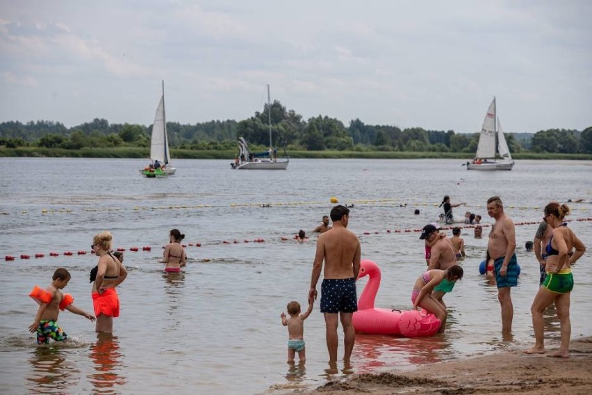 Plaża na Dojlidach jest strzeżona przez ratowników wodnych,...