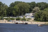 Kierowca taksówki na aplikację wjechał na miejską plażę i zakopał się w piasku. Głos zabrał aktywista