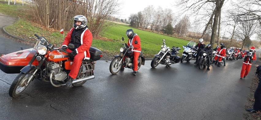 Motomikołaje w Koluszkach. Motocykliści w czerwonych czapkach odwiedzili miasto