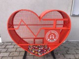 W Ostrowcu stanęły serca na plastikowe nakrętki. Można pomóc potrzebującym (ZDJĘCIA)