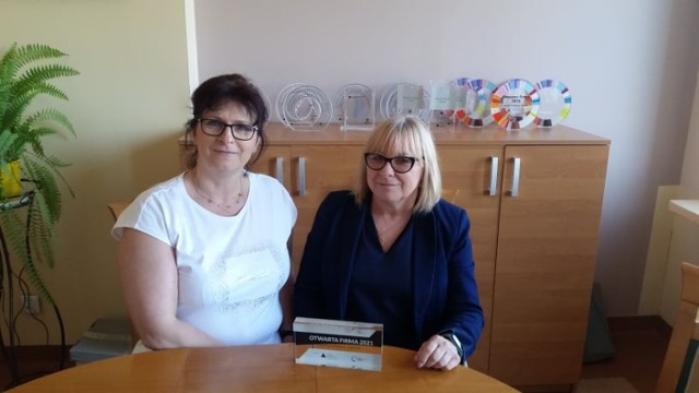 Od lewej: Sylwia Gnoińska (koordynator spotkań w ZSE w Radomsku) oraz Małgorzata Kołodziejska, dyrektor szkoły