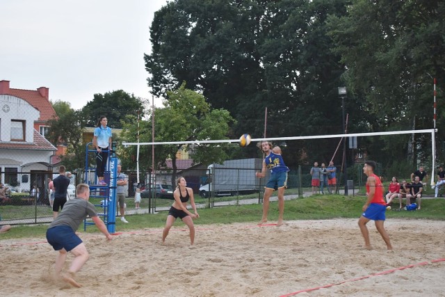 W nocnym turnieju siatkówki plażowej zespoły walczyły o Puchar Burmistrza Miasta i Gminy Prabuty
