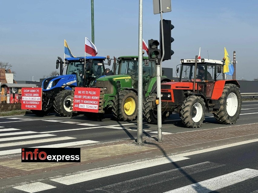 Rolnicy w powiecie lublinieckim blokowali drogi krajowe. Przywieźli trumnę - zobacz ZDJĘCIA