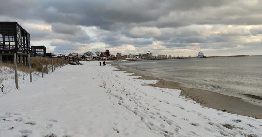 Śnieżny Hel w styczniu 2021. Początek Polski cały biały. Śnieg nie oszczędził też helskiego Neptuna. Biała zima na Półwyspie Helskim! | FOTO