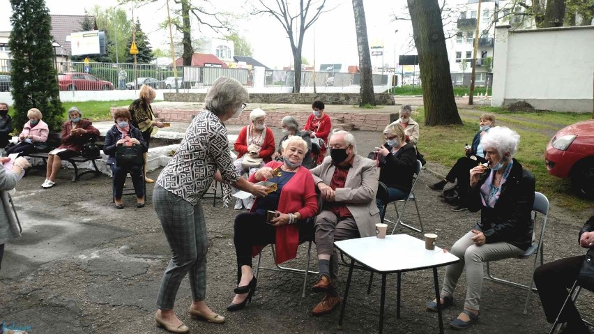 Stargardzcy seniorzy z Polskiego Związku Emerytów, Rencistów i Inwalidów spotkali się dziś przy Domu Kultury Kolejarza w Stargardzie ZDJĘCIA