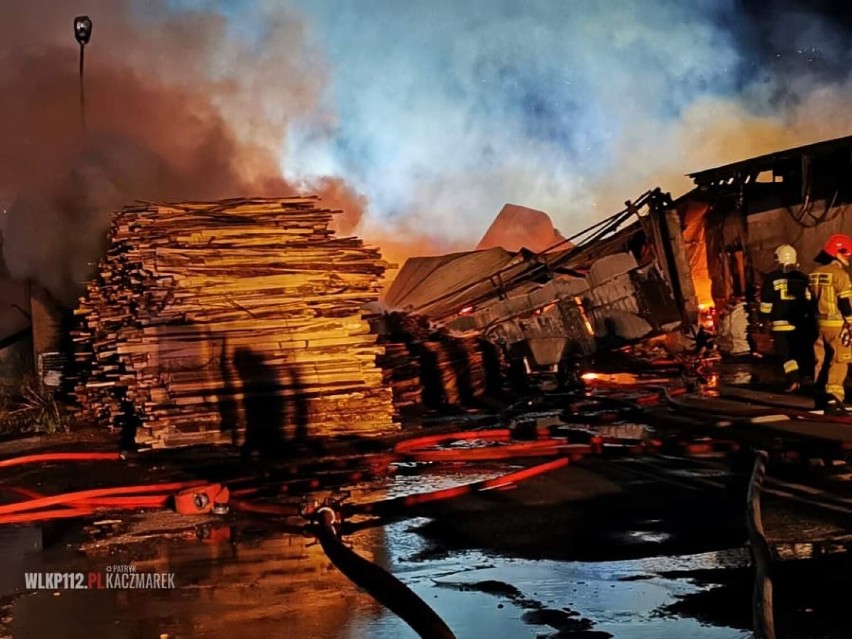 W nocy, 19 sierpnia doszło do pożaru tartaku w Mochach