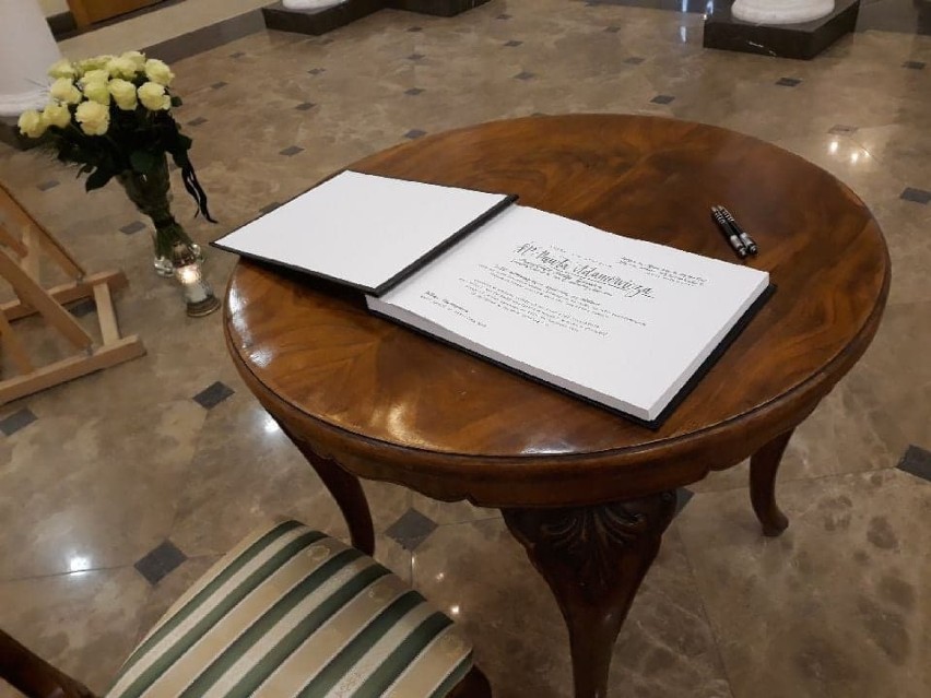 W ostrowskim Ratuszu jest już wyłożona księga kondolencyjna w której można dzielić się refleksjami po śmierci ś.p. Pawła Adamowicza