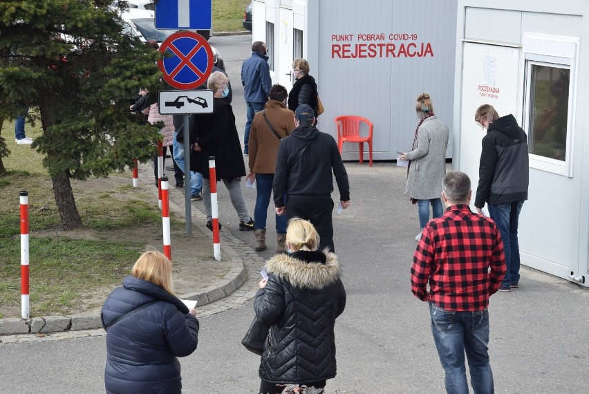 Szpital w Kaliszu. Kolejka do punktu pobierania wymazów na...