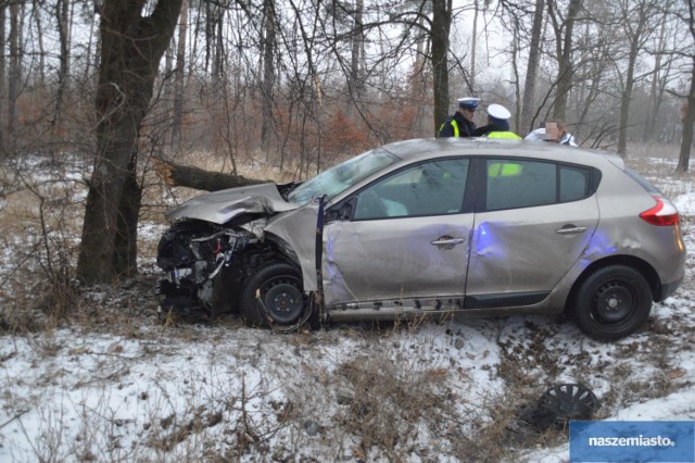 W piątek około godz. 7:30 doszło do wypadku drogowego z udziałem samochodu marki renault. Kierowca samochodu osobowego marki renault  jadąc w kierunku Torunia prawdopodobnie nie dostosował prędkości do warunków panujących na drodze, wpadł w poślizg i uderzył w przydrożne drzewo.

Do szpitala trafiły dwie osoby. Jedna była z podejrzeniem wstrząśnienia mózgu. 

Zobaczcie zdjęcia

Wypadek na ul. Brzeskiej we Włocławku. 57-latka została potrącona na pasach
